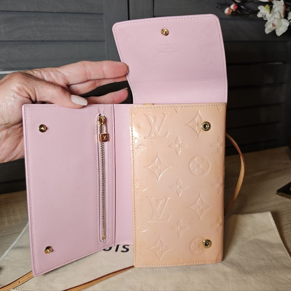 Authentic LOUIS VUITTON Vernis Walker Pink Tri-Fold Crossbody Wallet - Picture 7 of 14